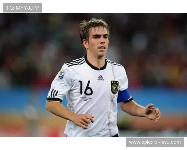 拉姆：德国传奇后卫的辉煌职业生涯与足坛影响力