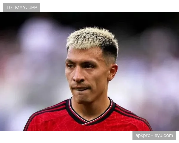 利桑德罗·马丁内斯在曼联防线中表现稳健，助球队保持稳固后防状态