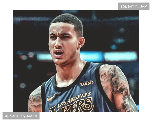 扎克拉文家的车库比我家还大，里面停的全是限量款